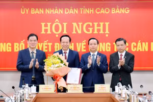 Thừa ủy quyền của Thủ tướng Chính phủ, lãnh đạo tỉnh Cao Bằng trao quyết định và tặng hoa chúc mừng tân Phó Chủ tịch UBND tỉnh Vũ Đình Quang. Ảnh: BCB