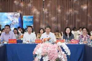 Lãnh đạo Sở GD&ĐT Lạng Sơn và đại biểu dự chương trình. 