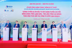 Các đại biểu thực hiện nghi thức thông tuyến giai đoạn 1 cao tốc Đồng Đăng - Trà Lĩnh.