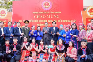 Đại biểu và cử tri tại đơn vị bầu cử số 2, Khu vực bỏ phiếu số 6, phường Lương Văn Tri, Lạng Sơn.