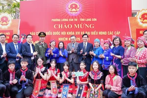 Đại biểu và cử tri tại đơn vị bầu cử số 2, Khu vực bỏ phiếu số 6, phường Lương Văn Tri, Lạng Sơn.