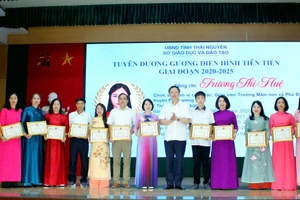 Lãnh đạo Sở GD&ĐT Thái Nguyên trao tặng khen thưởng cho các cá nhân điển hình tiên tiến giai đoạn 2020-2025.