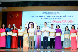 Lãnh đạo Sở GD&ĐT Thái Nguyên trao tặng khen thưởng cho các cá nhân điển hình tiên tiến giai đoạn 2020-2025.