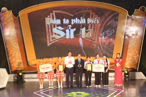 Ban tổ chức trao thưởng cho các đội thi tại chương trình mở màn.