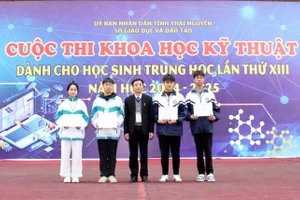 Ban tổ chức trao giải cho các nhóm học sinh có dự án xuất sắc