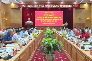Phó Bí thư Thường trực Tỉnh ủy Cao Bằng Vũ Hồng Quang báo cáo đề dẫn tại Hội nghị. Ảnh: T.L
