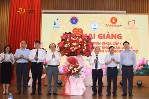 Đại diện lãnh đạo Cục Khoa học công nghệ và Đào tạo - Bộ Y tế tặng hoa Trường Đại học Y Dược (ĐH Thái Nguyên). 