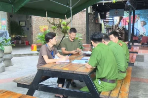 Công an phường Phan Đình Phùng và Phòng Văn hóa - Xã hội phường làm việc với chủ nhà hàng có hoạt động gây phản cảm.