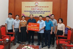 Sở GD&ĐT Lạng Sơn trao tặng ủng hộ chương trình xóa nhà tạm, nhà dột nát trên địa bàn tỉnh.
