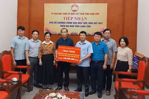 Sở GD&ĐT Lạng Sơn trao tặng ủng hộ chương trình xóa nhà tạm, nhà dột nát trên địa bàn tỉnh.