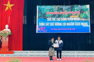 Em Nông Công Hào (Lớp 12A1, Trường PTDTNT tỉnh Cao Bằng) nhận học bổng Chương trình hỗ trợ giáo dục Chắp cánh. 