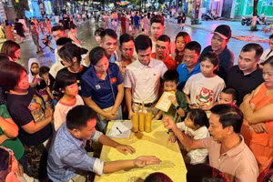 Các hoạt động, trò chơi dân gian tại Phố đi bộ Kim Đồng dịp nghỉ lễ 2/9 thu hút đông du khách tham gia trải nghiệm.