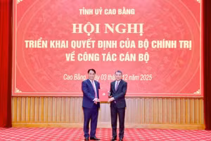 Trưởng Ban Tổ chức Trung ương Lê Minh Hưng trao quyết định cho ông Phan Thăng An, Bí thư Tỉnh ủy Cao Bằng. Ảnh: BCB