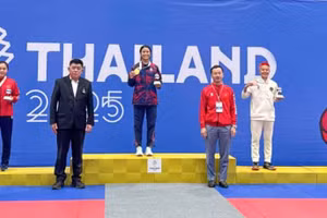 VĐV Phụng Mùi Nhình giành Huy chương Bạc nội dung đối kháng Fighting, hạng cân dưới 52kg nữ tại SEA Games 33. Ảnh: SVHTTVDLCB