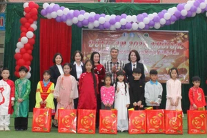 Văn phòng Việt Bắc - Báo Giáo dục và Thời đại cùng trường TH Trưng Vương trao quà cho học sinh trường TH Quảng Chu.