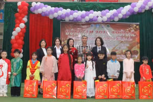 Văn phòng Việt Bắc - Báo Giáo dục và Thời đại cùng trường TH Trưng Vương trao quà cho học sinh trường TH Quảng Chu.