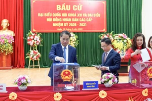 Bí thư Tỉnh ủy Cao Bằng Phan Thăng An bỏ phiếu tại đơn vị bầu cử số 2, khu vực bỏ phiếu số 4, phường Thục Phán. Ảnh: BCB