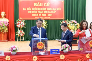 Bí thư Tỉnh ủy Cao Bằng Phan Thăng An bỏ phiếu tại đơn vị bầu cử số 2, khu vực bỏ phiếu số 4, phường Thục Phán. Ảnh: BCB