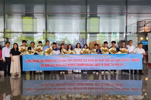 Lãnh đạo Sở Giáo dục và Đào tạo tỉnh Cao Bằng, Trường THPT Chuyên Cao Bằng chúc mừng Đội Robotics của Trường xuất sắc đoạt giải tại Mỹ.