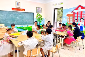 Giáo viên Trường Tiểu học Quang Sơn, xã Quang Sơn, tỉnh Thái Nguyên hướng dẫn, rèn luyện các kỹ năng cho học sinh lớp 1.