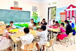 Giáo viên Trường Tiểu học Quang Sơn, xã Quang Sơn, tỉnh Thái Nguyên hướng dẫn, rèn luyện các kỹ năng cho học sinh lớp 1.