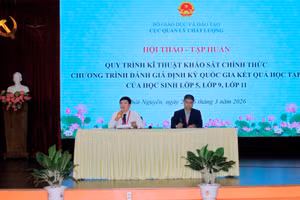 Lãnh đạo Cục Quản lý chất lượng, Cục Khoa học, Công nghệ và Thông tin (Bộ GD&ĐT) điều hành thảo luận.