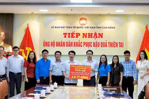 Ủy ban MTTQ Việt Nam tỉnh Cao Bằng tiếp nhận kinh phí ủng hộ đồng bào vùng lũ lụt từ thành phố Hải Phòng. Ảnh: BCB