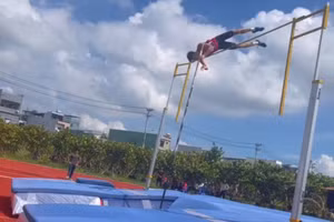 Vận động viên Lương Quốc Huy (Cao Bằng) đạt thành tích 4m46, nội dung nhảy sào, Giải Vô địch Điền kinh trẻ Quốc gia năm 2025. Ảnh: N.H