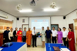 Tổng lãnh sự quán Việt Nam tại Savannakhet (Lào) và Liên minh STEM Việt Nam tặng ngành giáo dục tỉnh Savannakhet 1 phòng thí nghiệm STEM Robotics. 