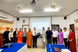 Tổng lãnh sự quán Việt Nam tại Savannakhet (Lào) và Liên minh STEM Việt Nam tặng ngành giáo dục tỉnh Savannakhet 1 phòng thí nghiệm STEM Robotics. 