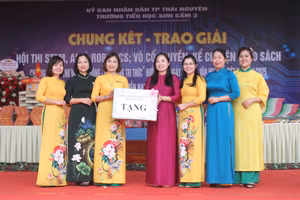 Lãnh đạo Phòng GD&ĐT thành phố Thái Nguyên trao tặng sách cho thư viện nhà trường.