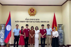 Đoàn công tác của ngành Giáo dục tỉnh Cao Bằng làm việc tại Lào.