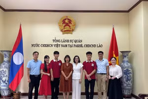 Đoàn công tác của ngành Giáo dục tỉnh Cao Bằng làm việc tại Lào.