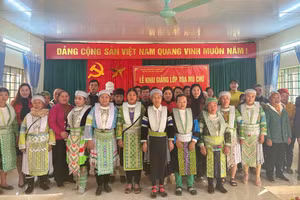 Các học viên tại Lễ khai giảng lớp xóa mù chữ ở Điểm trường Nà Nọi, Trường Tiểu học Lang Môn, xã Minh Tâm (Cao Bằng).