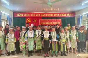 Các học viên tại Lễ khai giảng lớp xóa mù chữ ở Điểm trường Nà Nọi, Trường Tiểu học Lang Môn, xã Minh Tâm (Cao Bằng).
