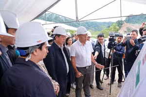 Bộ trưởng Bộ Xây dựng Trần Hồng Minh kiểm tra tiến độ thi công tại công trường. 