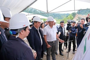 Bộ trưởng Bộ Xây dựng Trần Hồng Minh kiểm tra tiến độ thi công tại công trường. 