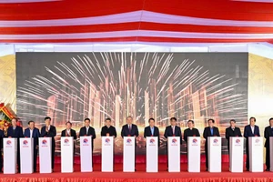 Tổng Bí thư Tô Lâm và các đại biểu ấn nút khởi công xây dựng công trình.