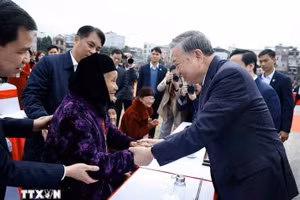 Tổng Bí thư Tô Lâm hỏi thăm nhân dân các dân tộc tỉnh Cao Bằng. (Ảnh: Thống Nhất/TTXVN)