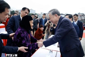 Tổng Bí thư Tô Lâm hỏi thăm nhân dân các dân tộc tỉnh Cao Bằng. (Ảnh: Thống Nhất/TTXVN)