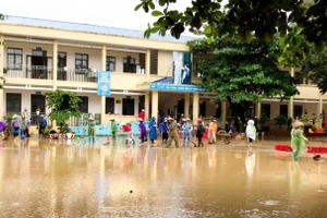 Đồng nghiệp, người dân hỗ trợ trường Tiểu học Quang Vinh (TP Thái Nguyên) dọn dẹp vệ sinh