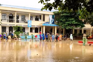 Đồng nghiệp, người dân hỗ trợ trường Tiểu học Quang Vinh (TP Thái Nguyên) dọn dẹp vệ sinh