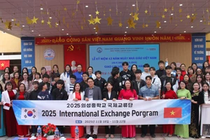 Đoàn cán bộ giáo viên và học sinh Trường Trung học Uiseong (Hàn Quốc) giao lưu tại trường THCS Nha Trang.