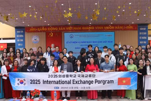 Đoàn cán bộ giáo viên và học sinh Trường Trung học Uiseong (Hàn Quốc) giao lưu tại trường THCS Nha Trang.