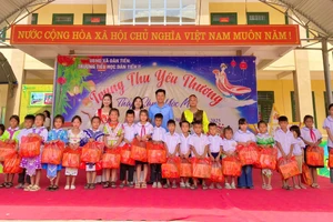 Học trò trường Tiểu học Dân Tiến 2 (xã Dân Tiến, tỉnh Thái Nguyên) nhận hỗ trợ và quà trung thu. 