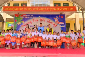 Học trò trường Tiểu học Dân Tiến 2 (xã Dân Tiến, tỉnh Thái Nguyên) nhận hỗ trợ và quà trung thu. 