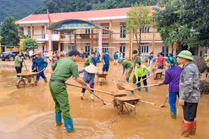 Các lực lượng, người dân phối hợp hỗ trợ dọn dẹp Trường Phổ thông dân tộc bán trú THCS Xuân Trường (Cao Bằng).