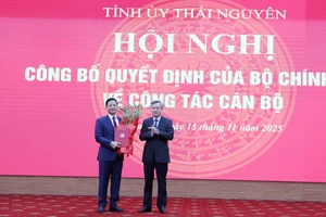 Phó Trưởng Ban Tổ chức Trung ương Nguyễn Quang Dương trao Quyết định và tặng hoa chúc mừng ông Vương Quốc Tuấn.