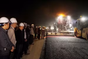 Chủ tịch UBND tỉnh Cao Bằng Lê Hải Hòa kiểm tra công tác thảm bê tông nhựa đoạn tuyến đầu tiên trên cao tốc Đồng Đăng - Trà Lĩnh. Ảnh: N.H