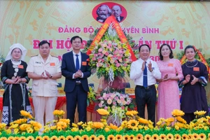 Đại tướng Trịnh Văn Quyết, Bí thư Trung ương Đảng, Ủy viên Thường vụ Quân ủy Trung ương, Chủ nhiệm Tổng cục Chính trị Quân đội nhân dân Việt Nam, chúc mừng Đại hội.